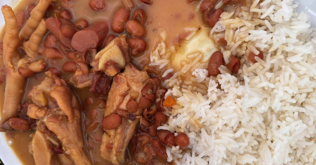 De Ware Smaak van Suriname: Rijst met Bruine Bonen, zoutvlees en Kippenloopvoet